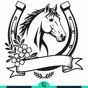 Puede incluir: Gráfico en blanco y negro de una cabeza de caballo dentro de una herradura, con elementos florales y una pancarta. El caballo está centrado, con la herradura arqueándose por encima. Flores y hojas a la izquierda, y una pancarta debajo.