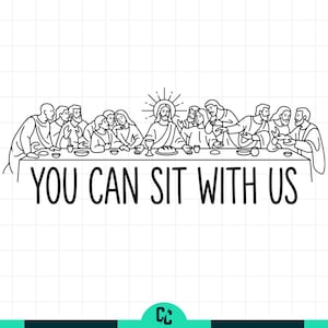 Può includere: Una tazza di ceramica bianca con manico nero e la scritta "But First, Coffee" in grassetto nero. La tazza è appoggiata su una superficie bianca. La tazza è alta circa 10 cm.