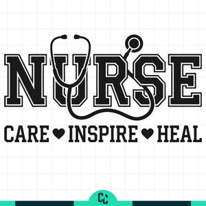 Puede incluir: Diseño gráfico en blanco y negro con la palabra "NURSE" en negrita, con letras de estilo universitario, y un estetoscopio. Debajo, las palabras "CARE INSPIRE HEAL" se muestran, separadas por corazones.