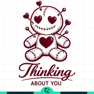 Peut inclure: Illustration d'une poupée vaudou marron avec des yeux en forme de cœur et un cœur sur la poitrine. Des épingles à tête en forme de cœur sont insérées dans la poupée. Le texte "Thinking ABOUT YOU" est en dessous.