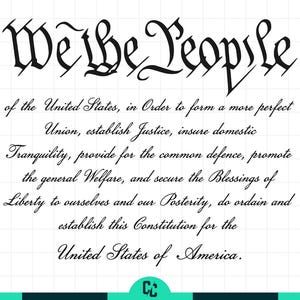 Könnte beinhalten: Weißer Hintergrund mit dem Text "We the People" in einer dekorativen schwarzen Schriftart. Der Text wird mit der Präambel der Verfassung der Vereinigten Staaten fortgesetzt, ebenfalls in Schwarz, mit einem türkis-schwarzen Rand.