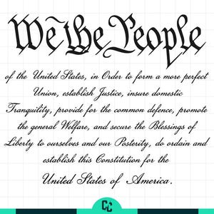Könnte beinhalten: Auf weißem Hintergrund steht der Text "We the People" in einer dekorativen Schriftart. Darunter setzt sich der Text mit den ersten Zeilen der US-Verfassung fort, einschließlich Sätzen wie "Gerechtigkeit schaffen" und "Vereinigte Staaten von Amerika".