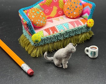 ¡NUEVO! Fannie: sofá miniatura para casa de muñecas en colores brillantes.