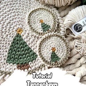 Könnte beinhalten: Nahaufnahme von handgefertigten Häkeluntersetzern und einem Platzset. Die Untersetzer und das Platzset sind beige mit grünen und braunen Tannenbaum-Designs. Der Text "Tutorial Tannenbaum Untersetzer" ist sichtbar.