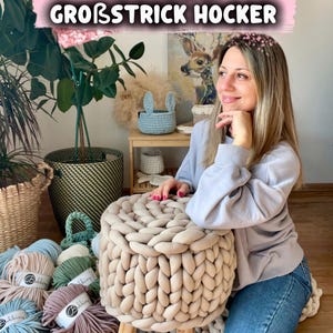 Könnte beinhalten: Ein Set aus drei Keramikbechern mit gesprenkelter, matter Oberfläche. Die Becher sind in Creme-, Hellgrau- und Dunkelgrautönen gehalten. Jeder Becher hat ein schlichtes, minimalistisches Design und einen abgerundeten Henkel.