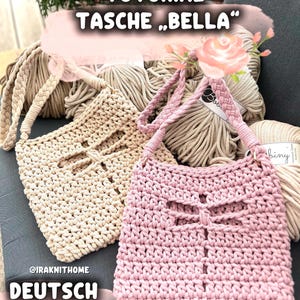 Könnte beinhalten: Zwei handgefertigte Makramee-Taschen, eine beige und eine rosa, mit geflochtenen Henkeln, liegen auf einer grauen Oberfläche. Die Taschen haben ein dekoratives Ausschnitt-Design. Der Text "TUTORIAL TASCHE 'BELLA'" und "DEUTSCH" sind sichtbar.