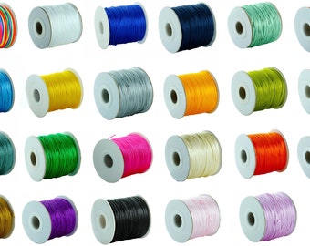 Puede incluir: Surtido de carretes de cordón de algodón encerado de colores. Los carretes están dispuestos en filas sobre un fondo blanco. Los colores incluyen arcoíris, azul, amarillo, verde, rosa, blanco, naranja, azul claro, marrón, gris, negro y morado.