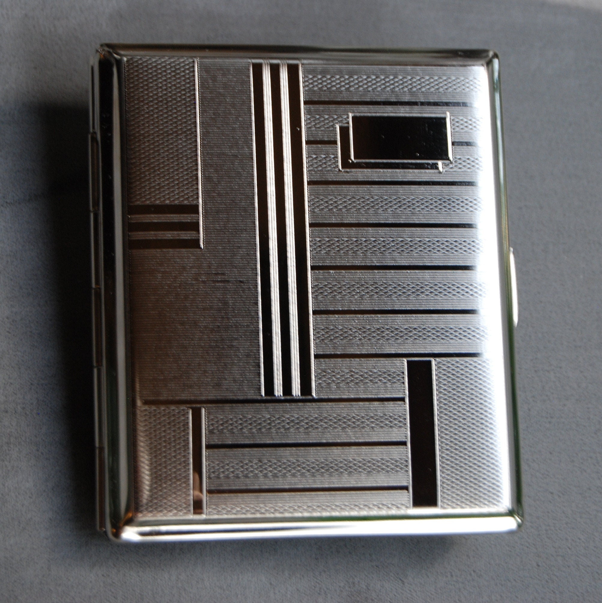 Silver Metal-Plated Compact Cigarette Case & Stash Box (7X King Size  Cigarettes) 