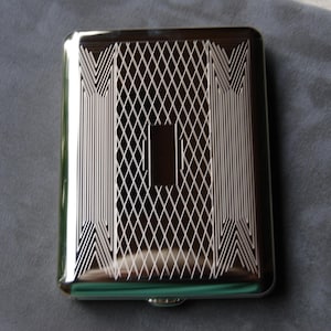 Hoge art-deco sigarettenkoker van 100 mm. Geschikt voor kaarten, identiteitsbewijzen, 16 sigaretten, geld, thumbdrives of wat dan ook.  Gemaakt in Duitsland.