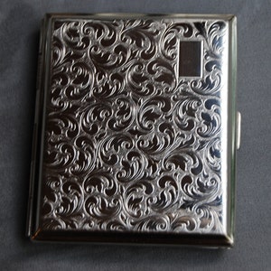 Porta-cigarros alemão. Estilo parisiense, comporta 18 cigarros king size, cartões, documentos de identidade, dinheiro, pen drives ou o que você quiser de forma organizada e segura.