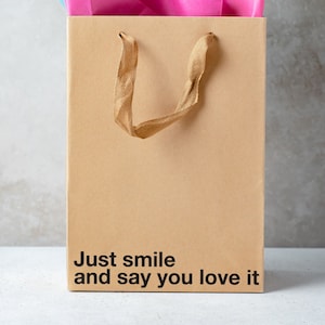 ただ笑って「大好き」と言ってください。面白いギフトバッグは、ギャグギフト、オフィスギフト、クリスマス、誕生日、ホワイトエレファント、シークレットサンタに最適です。