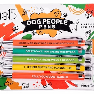 Pode incluir: Um conjunto de cinco canetas coloridas com ditados sobre cães. As canetas são embaladas em uma manga de plástico transparente com fundo branco e ilustrações coloridas relacionadas a cães. Os ditados nas canetas são: "Trabalho duro para que meu cachorro possa ter coisas boas", "Desculpe, não posso. Tenho planos com meu cachorro", "Fui informado de que haveria cães", "Gosto de cães grandes e não posso mentir", e "Diga ao seu cachorro que eu disse olá".