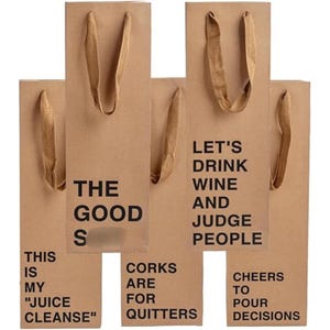 Puede incluir: Un conjunto de bolsas de regalo para botellas de vino de papel marrón con asas beige. Cada bolsa tiene una frase diferente en texto negro, incluyendo "Let's Drink Wine and Judge People" y "This is my Juice Cleanse."