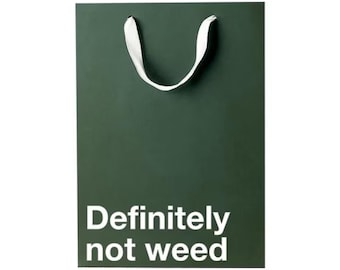 Zabawna torba prezentowa dla palacza: „Zdecydowanie nie zioło” – papier pakowy średniej wielkości
