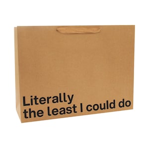 以下が含まれることがあります： ベージュのハンドルが付いた茶色の紙袋。前面には「Literally the least I could do」というフレーズが黒で印刷されています。