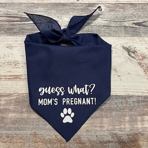Mom’s Pregnant!, Guess what? Mom’s Pregnant!, Dog Bandana, Pregnancy Announcement, Pregnancy Announcement Bandana, Guess what mom's pregnant