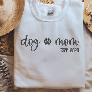 Dog Mom Sweatshirt, Personalized Dog Mom Crewneck Sweatshirt, Dog Mom With Est. Year Crewneck,  Dog Mom Gift, Gift For Her, Gift for Dog Mom