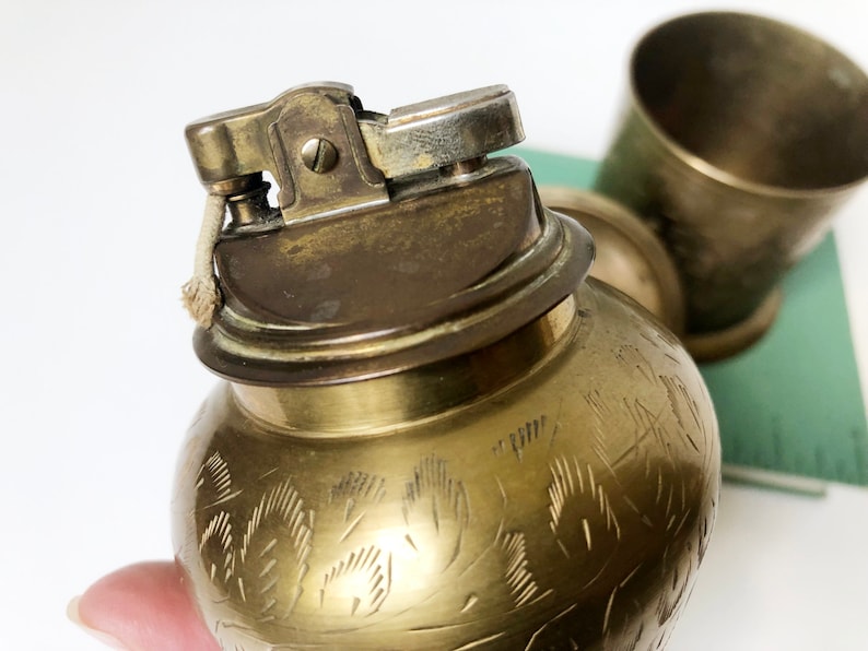 Porte-cigarette et briquet de table en laiton gravé, fabriqué en Inde, Tobacciana vintage image 5