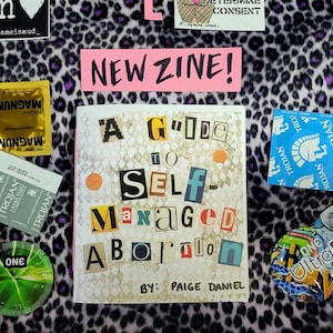 Puede incluir: Un zine titulado "A Guide to Self-Managed Abortion" de Paige Daniel. La portada está hecha de papel con un collage de recortes de revistas. El zine está sobre un fondo de estampado de leopardo con condones y otros artículos.