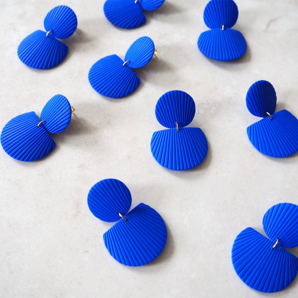 Boucles d'oreilles Bleu Electrique / Bleu Cobalt texturées | Argile Polymère | Bijoux Minimalistes