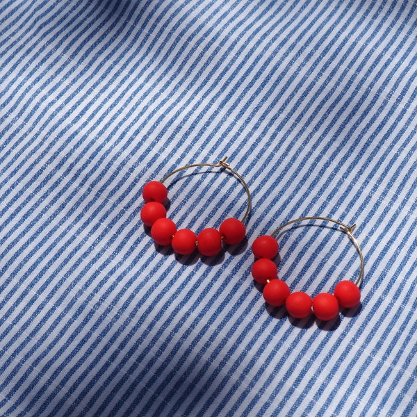 Boucles d'oreilles créoles rouges - Argile polymère - minimaliste - helka atelier