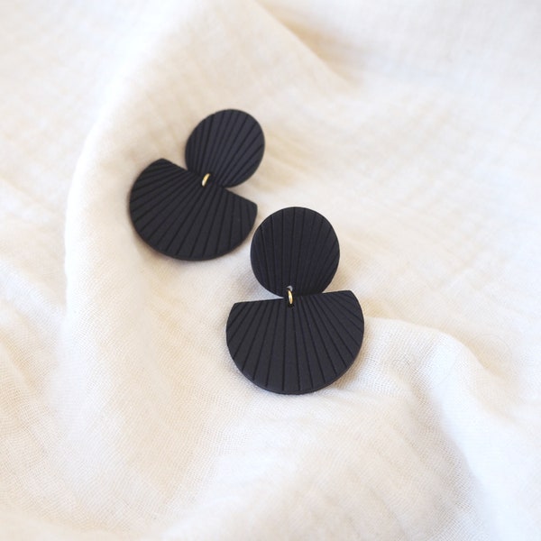 Boucles d'oreilles Noires Texturées | Made in France en Argile Polymère | Bijoux Minimalistes Helka Atelier