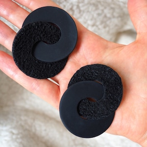 Textured black intertwined hoop earrings | Made in France in Polymer Clay | Minimalist Jewelry Helka Atelier