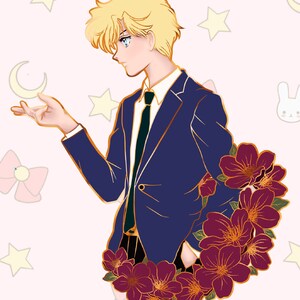 Op de afbeelding: Een gouden emaille pin met een cartoonman met blond haar, die een blauw pak en een zwarte stropdas draagt. Hij houdt een halve maan in zijn hand en is omringd door bordeauxrode bloemen.