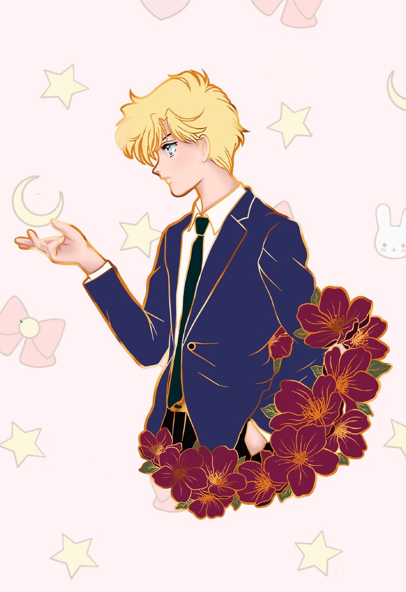 Op de afbeelding: Een gouden emaille pin met een cartoonman met blond haar, die een blauw pak en een zwarte stropdas draagt. Hij houdt een halve maan in zijn hand en is omringd door bordeauxrode bloemen.