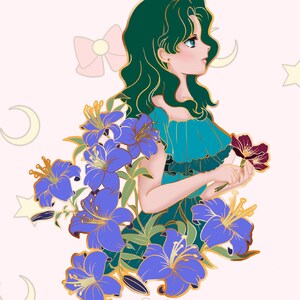 Op de afbeelding: Een anime-personage met groen haar en blauwe ogen, die een turquoise jurk met ruches draagt, houdt een bos paarse lelies vast. De achtergrond is roze met witte sterren en konijnen.