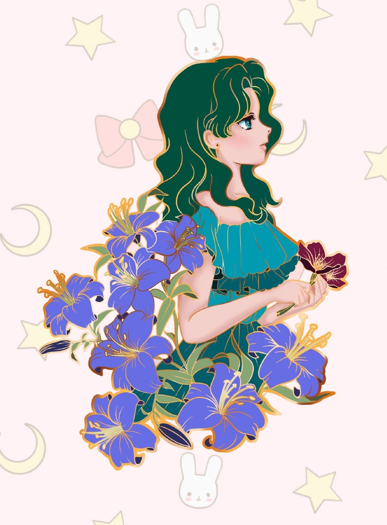 Op de afbeelding: Een anime-personage met groen haar en blauwe ogen, die een turquoise jurk met ruches draagt, houdt een bos paarse lelies vast. De achtergrond is roze met witte sterren en konijnen.