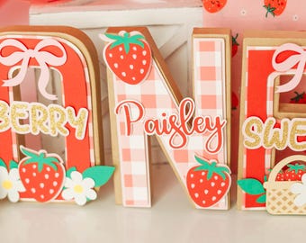 Centro de mesa para el primer cumpleaños con temática de fresas, decoración para fiesta de cumpleaños, letras "ONE" con forma de fresa, accesorio para sesión de fotos de cumpleaños de niña, letrero con nombre personalizado.