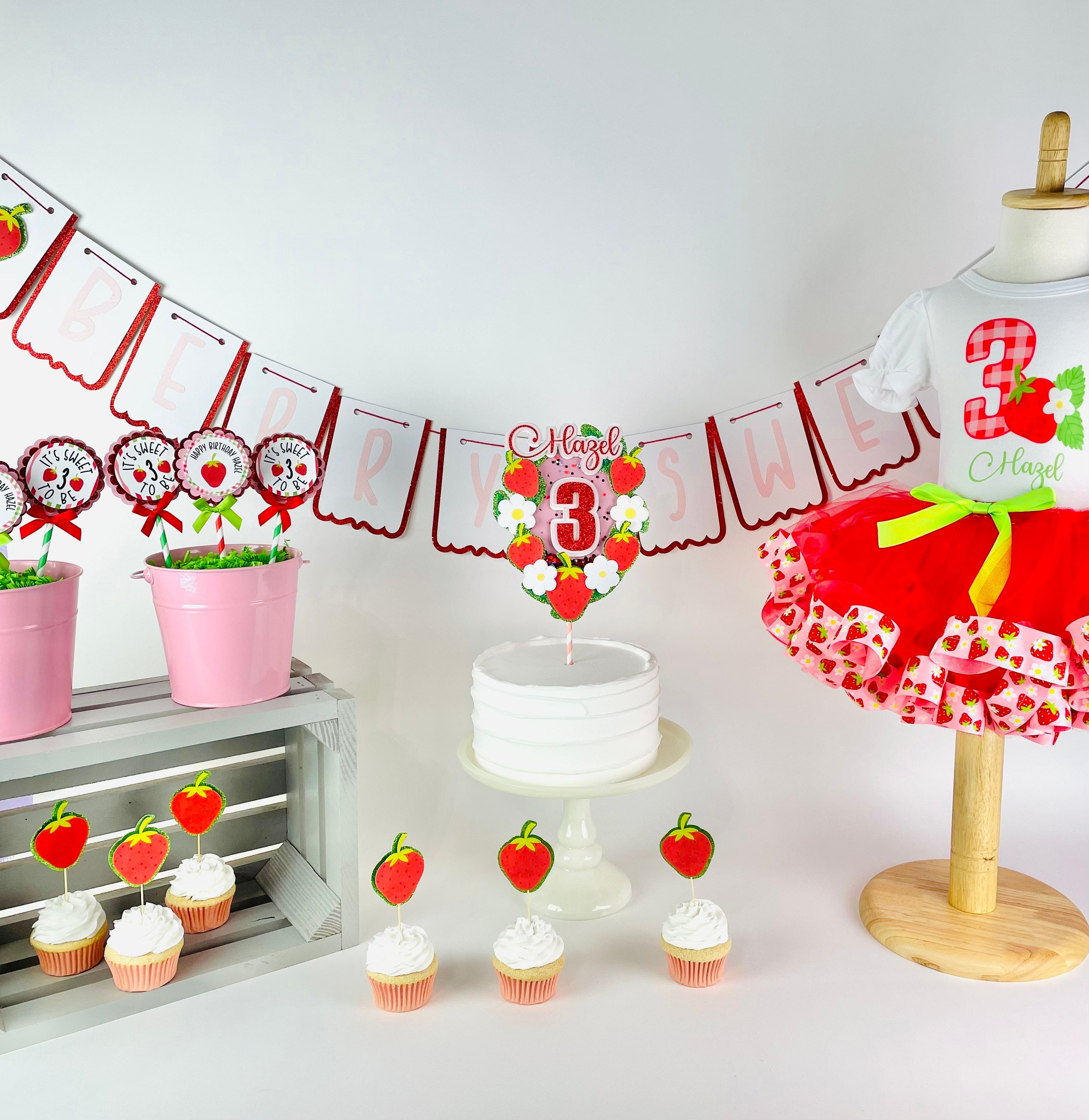 Summer garden party theme – Table decorating ideas with strawberries