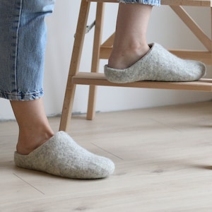 Comfortabele handgemaakte lichtgrijze wollen pantoffels - pantoffels, muiltjes voor dames, klompen