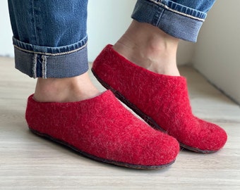 Pantoufles en laine naturelle rouge gris / Pantoufles feutrées humides / Chaussures d'intérieur / Pantoufles pour adultes / Pantoufles chaudes / Sabots