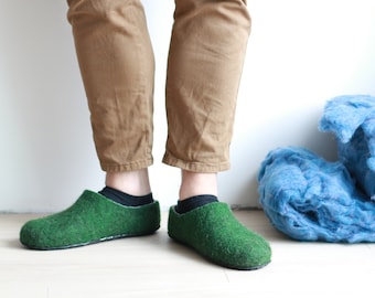 Pantoufles en laine verte faites main : chaussures maison écologiques en feutre