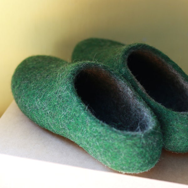 Mens Felted Slippers/ Green/ Grey Natural Wool / Home Shoes - Adult slippers - Warm slippers - clogs