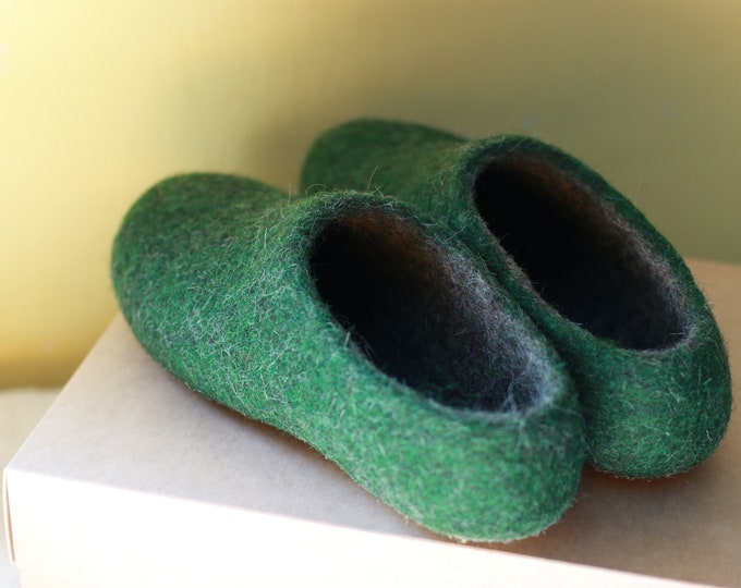 Mens Felted Slippers/ Green/ Grey Natural Wool / Home Shoes - Adult slippers - Warm slippers - clogs