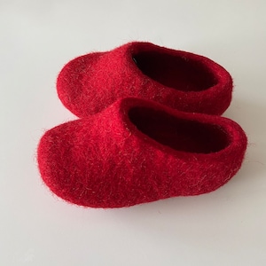 Handmade red felted wool slippers / room slippers / toddler slippers / baby slippers / kids shoes/ eco kids slippers /
