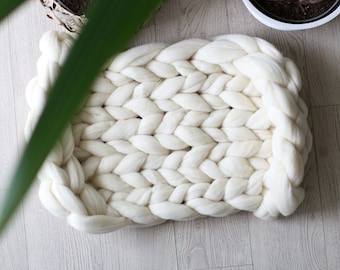 Merino Wool White Chunky Cat Bed / dog bed, soft, pet bed furniture crochet basket, Pet furniture, Knitted wool, Kitty furniture