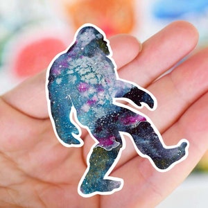 adesivos de vinil sasquatch - Decalque de para-choque de carro Bigfoot, Adesivo de vinil Galaxy, Adesivo para laptop, Garrafa de água Big Foot, Presente PNW, Decalque de acampamento