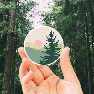 Adesivo impermeabile per bottiglia d'acqua, adesivo in vinile impermeabile con albero di pino della foresta, adesivo per finestrino auto, foresta profonda, adesivo per sole di montagna