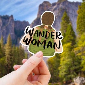 Adesivo engraçado - Mulher viajante, mochila, adesivo de mulher caminhante, decalque de acampamento, estética de garota granola, presente de viagem para ela, caminhada