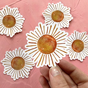Pegatina de sol: vinilo dorado con diseño de sol para botella de agua, portátil, teléfono, diario, ventanilla del coche. Aquí viene el sol, decoración de pared para el hogar con el sol y la luna