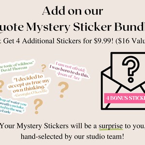Pu&ograve; includere: Un'illustrazione grafica di una busta chiusa con un punto interrogativo all'interno. La busta &egrave; in bianco e nero. Il testo "4 BONUS STICKERS!" &egrave; in rosa su un rettangolo bianco. Il testo "Add on our Quote Mystery Sticker Bundle & Get 4 Additional Stickers for $9.99! ($16 Value)" &egrave; in nero su uno sfondo beige. Il testo "Your Mystery Stickers will be a surprise to you, hand-selected by our studio team!" &egrave; in nero su uno sfondo beige. Ci sono diversi punti interrogativi e citazioni nell'immagine.