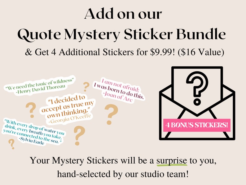 Pu&ograve; includere: Un'illustrazione grafica di una busta chiusa con un punto interrogativo all'interno. La busta &egrave; in bianco e nero. Il testo "4 BONUS STICKERS!" &egrave; in rosa su un rettangolo bianco. Il testo "Add on our Quote Mystery Sticker Bundle & Get 4 Additional Stickers for $9.99! ($16 Value)" &egrave; in nero su uno sfondo beige. Il testo "Your Mystery Stickers will be a surprise to you, hand-selected by our studio team!" &egrave; in nero su uno sfondo beige. Ci sono diversi punti interrogativi e citazioni nell'immagine.