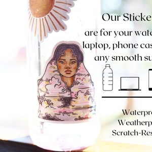 Op de afbeelding: Transparante waterfles met een sticker met een vrouw in een roze en geel ontwerp. De afbeelding bevat ook een zonontwerp. De tekst op de afbeelding luidt: "Onze stickers... zijn voor je waterfles, laptop, telefoonhoesje, auto of elk glad oppervlak. Waterdicht, weerbestendig, krasbestendig."