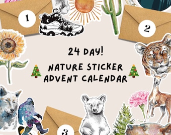 Puede incluir: Un calendario de adviento de 24 días con pegatinas de naturaleza, que incluye un oso, un lobo, un girasol, un hongo, un cactus, un tigre, un ciervo, una mariposa, una montaña, un árbol y una huella. Las pegatinas están dispuestas en un círculo alrededor del texto "24 DAY! NATURE STICKER ADVENT CALENDAR".