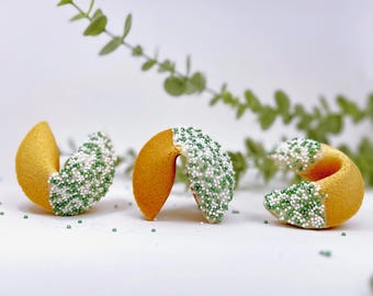Biscotto della fortuna personalizzato con cioccolato bianco e zuccherini verdi, regalo commestibile, bomboniera per feste