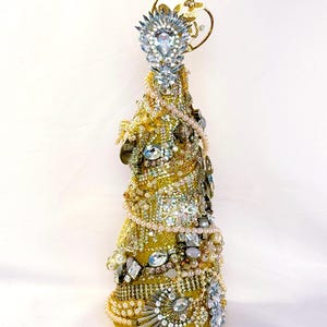 大きな宝石付きクリスマスツリー - 輝くゴールド - すべてリサイクル素材